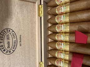 Romeo y Julieta Linea de Oro Nobles
